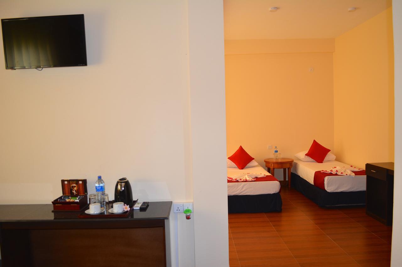Waves By Tranquil Hotel Negombo Exterior photo