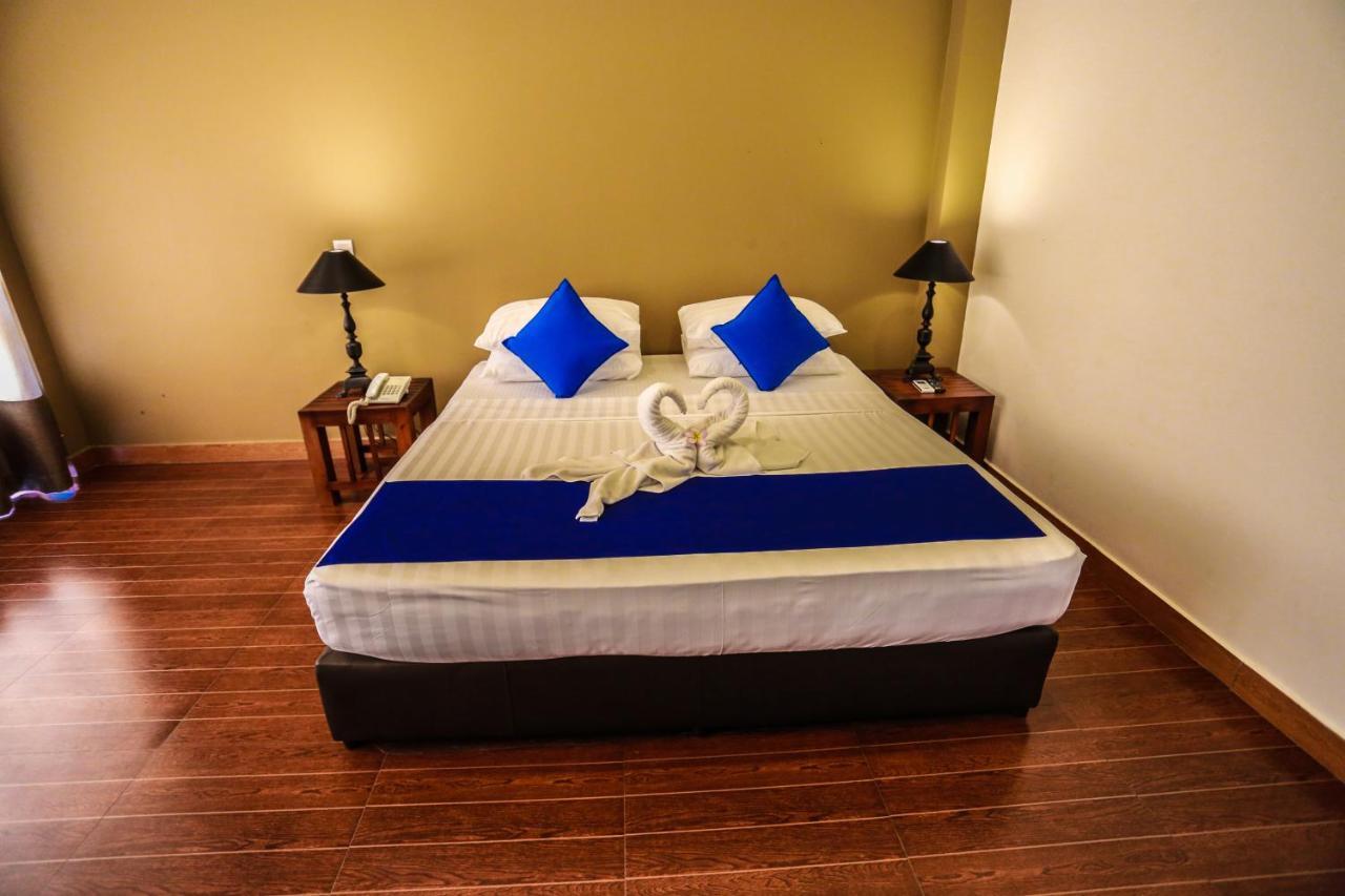 Waves By Tranquil Hotel Negombo Exterior photo
