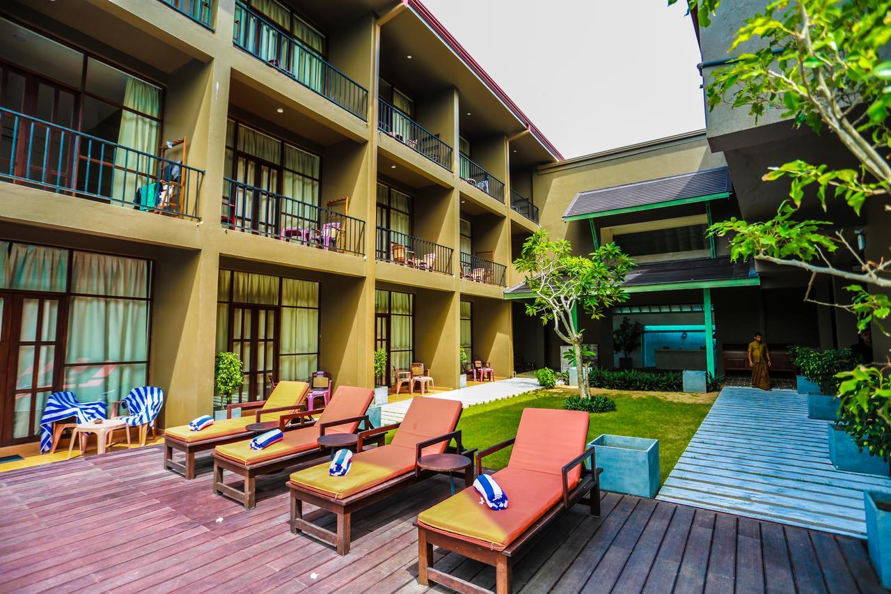 Waves By Tranquil Hotel Negombo Exterior photo