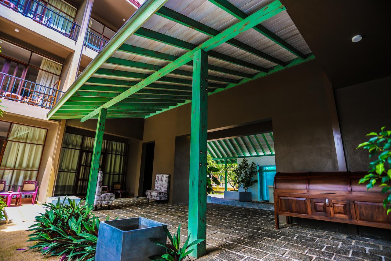 Waves By Tranquil Hotel Negombo Exterior photo