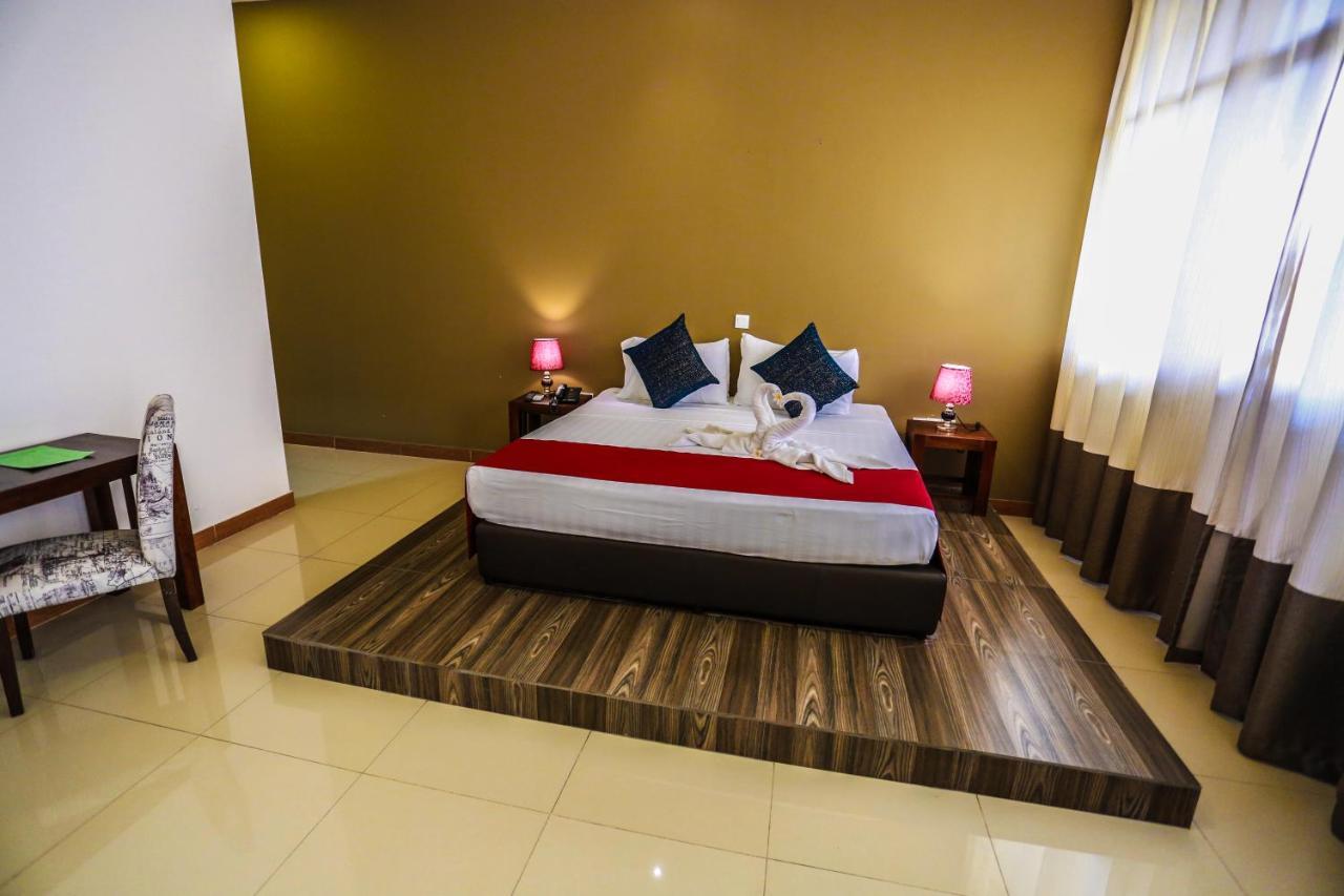 Waves By Tranquil Hotel Negombo Exterior photo