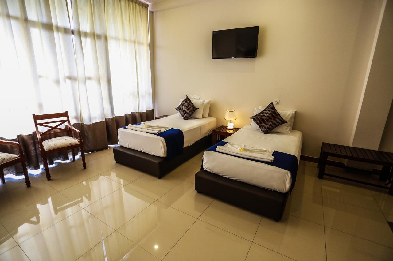 Waves By Tranquil Hotel Negombo Exterior photo