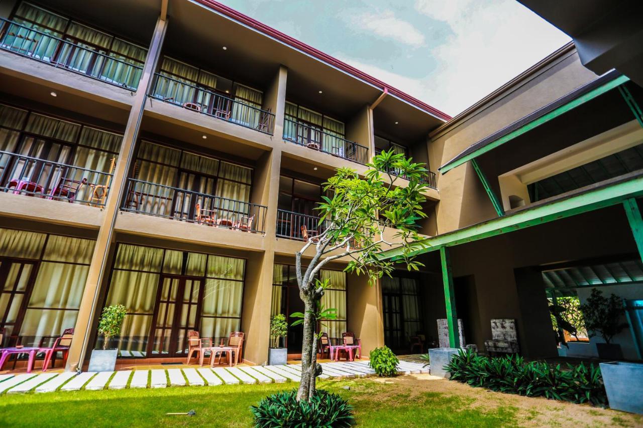 Waves By Tranquil Hotel Negombo Exterior photo