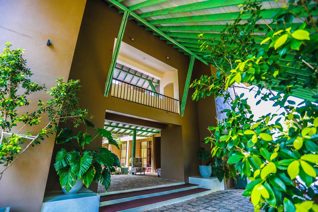 Waves By Tranquil Hotel Negombo Exterior photo