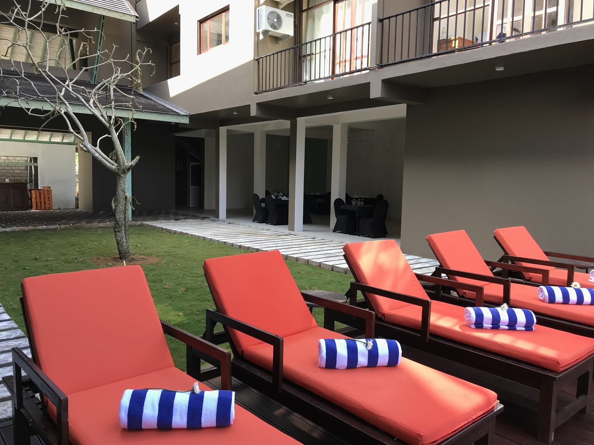 Waves By Tranquil Hotel Negombo Exterior photo